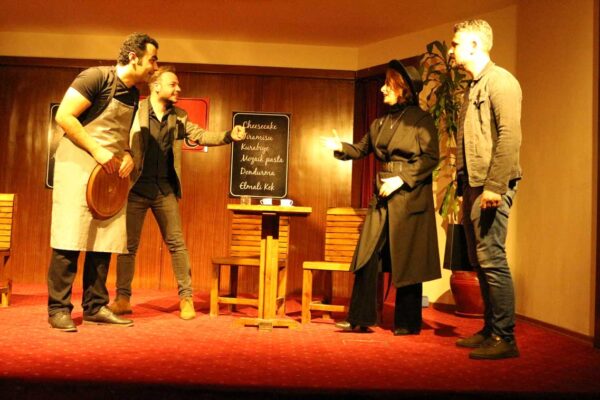 BÜYÜK İSTANBUL OTOGARI’NDA BİR İLK; TİYATRO OYUNU SAHNELENDİ